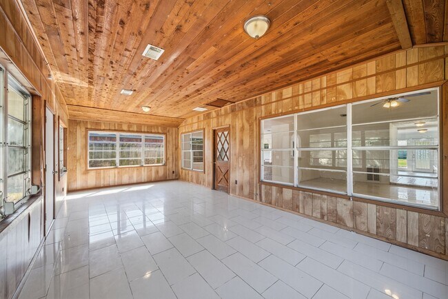 Building Photo - 16957 Glen Eagle Dr N