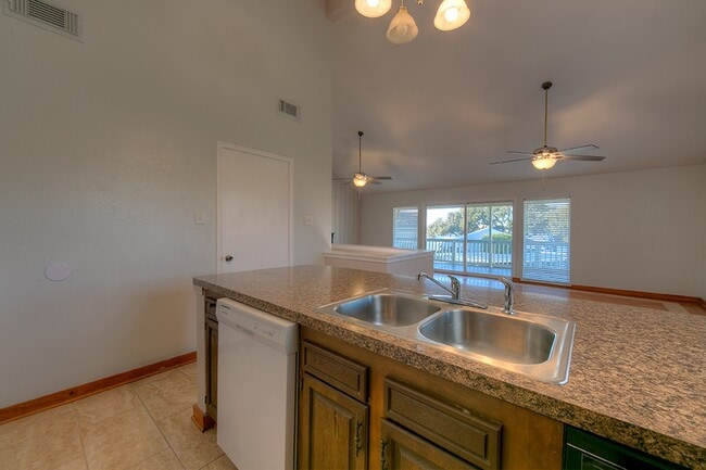 Building Photo - 93 Lakeview Village