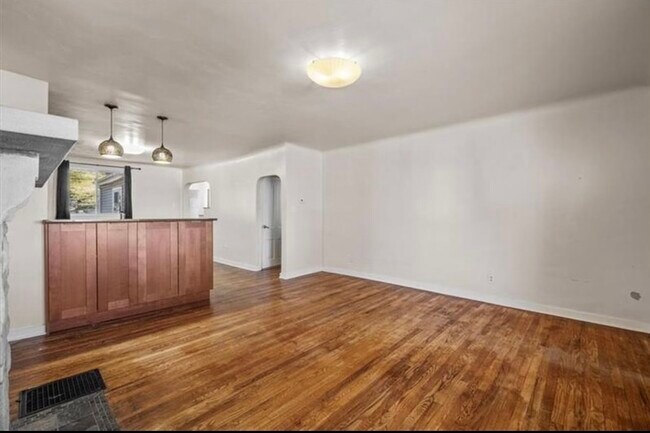 Building Photo - 2512 Burham St