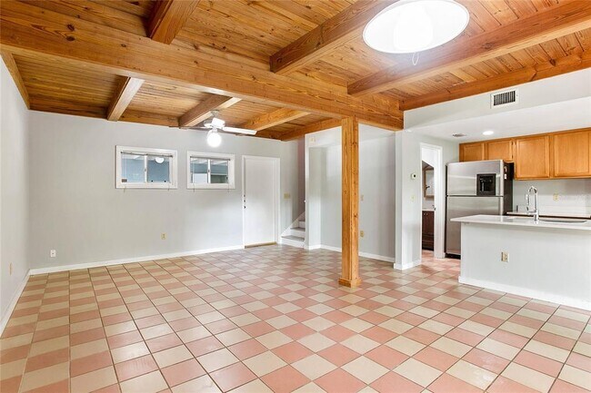 Building Photo - 754 N Westmoreland Dr