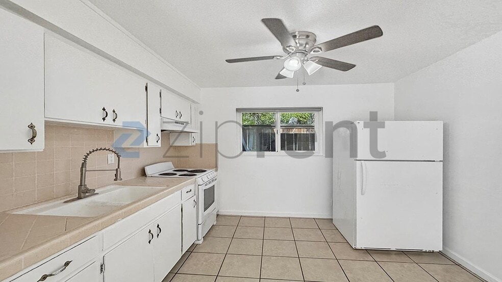 Building Photo - Unit 2
