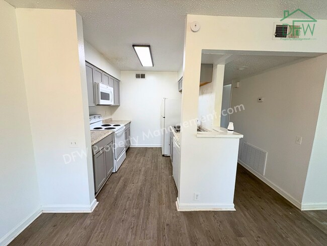 Building Photo - Inviting 3-Bedroom Condo with Fenced Backyard and Pool Access for LEASE in Irving, TX