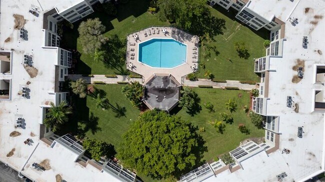 Building Photo - 6850 Royal Palm Blvd