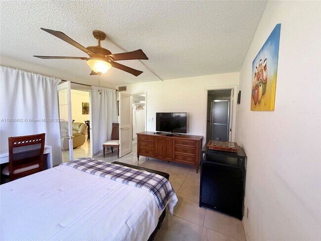 Building Photo - 9820 S Hollybrook Lake Dr