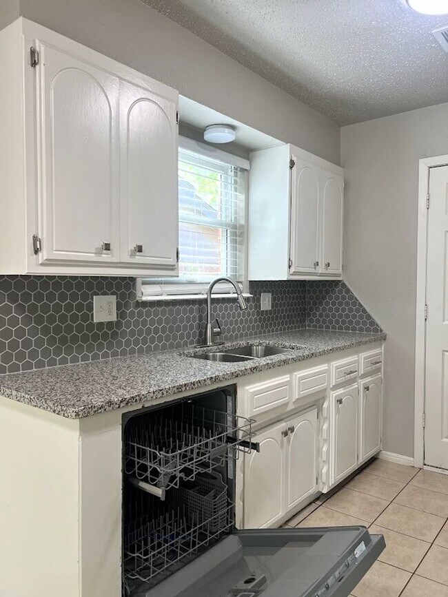 Building Photo - Your Dream Home Awaits! $500 OFF FIRST FUL...