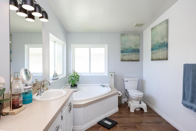 Building Photo - 500 Rancheros Dr