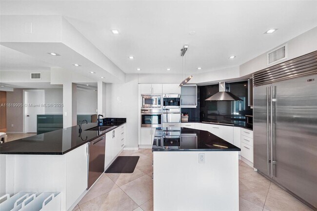 Building Photo - 1331 Brickell Bay Dr