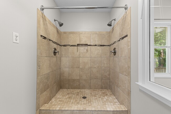 Building Photo - 4505 Aviemore Crescent