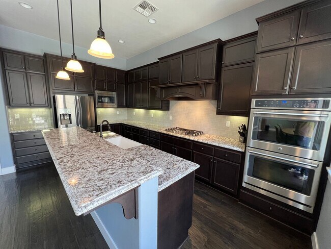 Building Photo - 3 bedroom | 2.5 bathroom | Crocker Village...