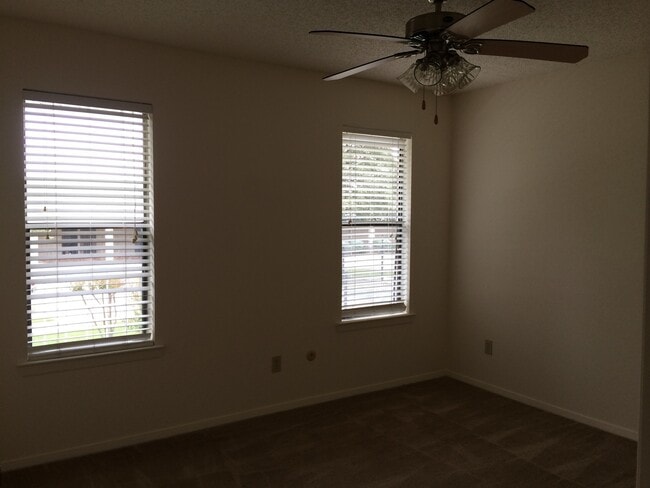 Building Photo - 4301 Lakeshore Villa Dr