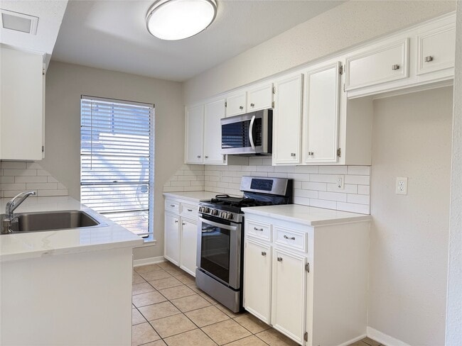 Building Photo - 2758 Foliage Green Dr