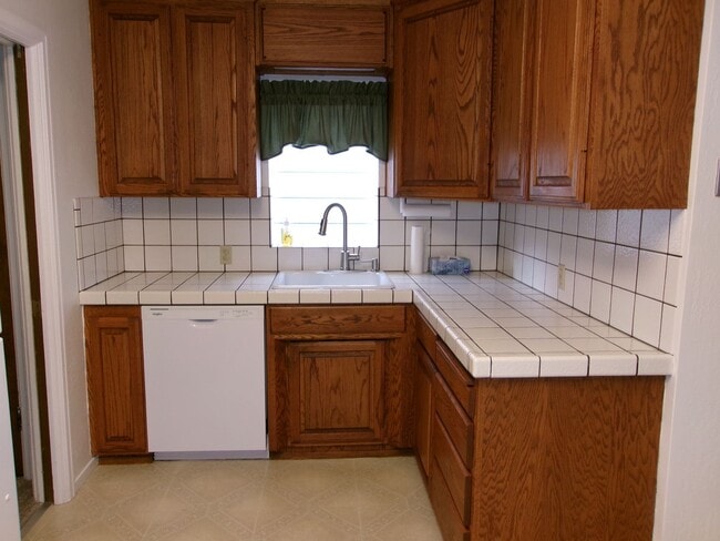 Building Photo - Beautiful 3 bedroom, 2 bath home w/4-car t...