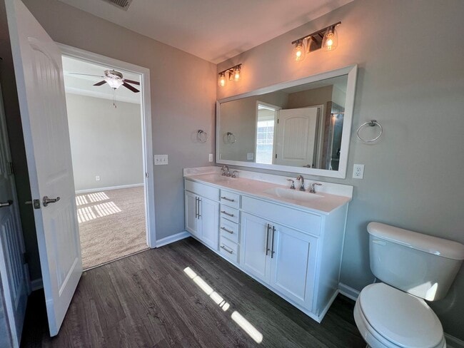 Building Photo - 3 bed/2.5 bath at end unit townhome in Berkeley Walk at Savannah Quarters with garage