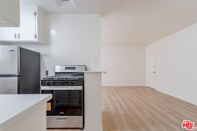 Building Photo - 758 N Hudson Ave
