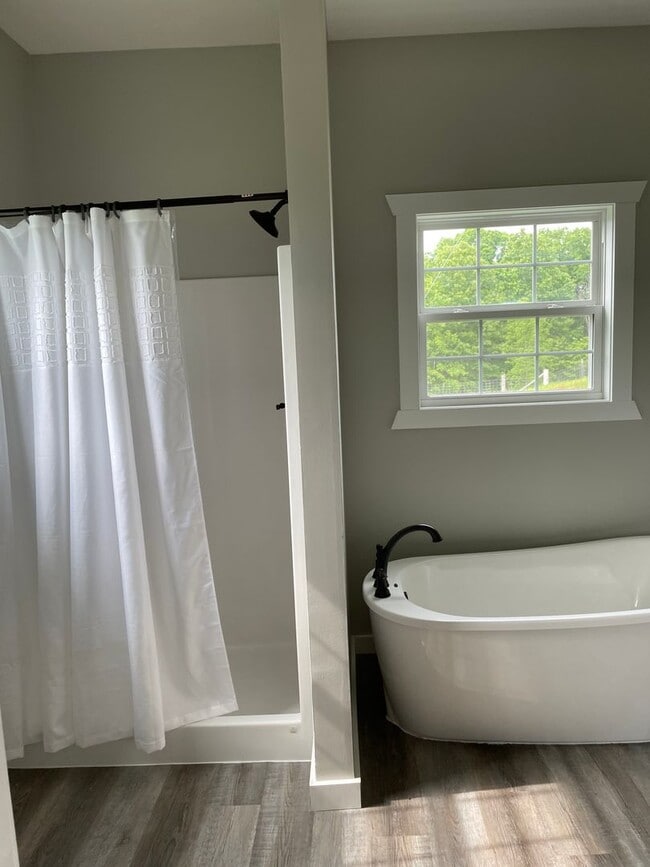 Building Photo - Country house retreat on 10 fenced acres for a hobby farm