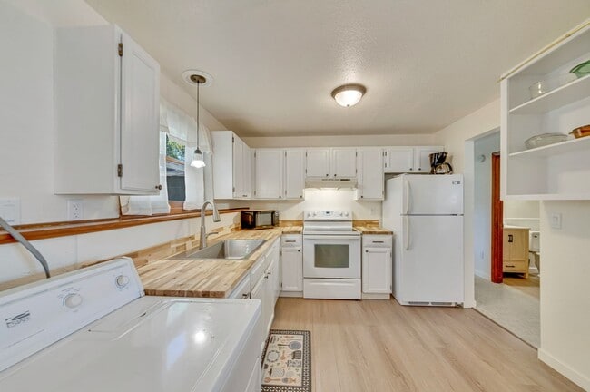 Building Photo - 4120 Lakeview Dr