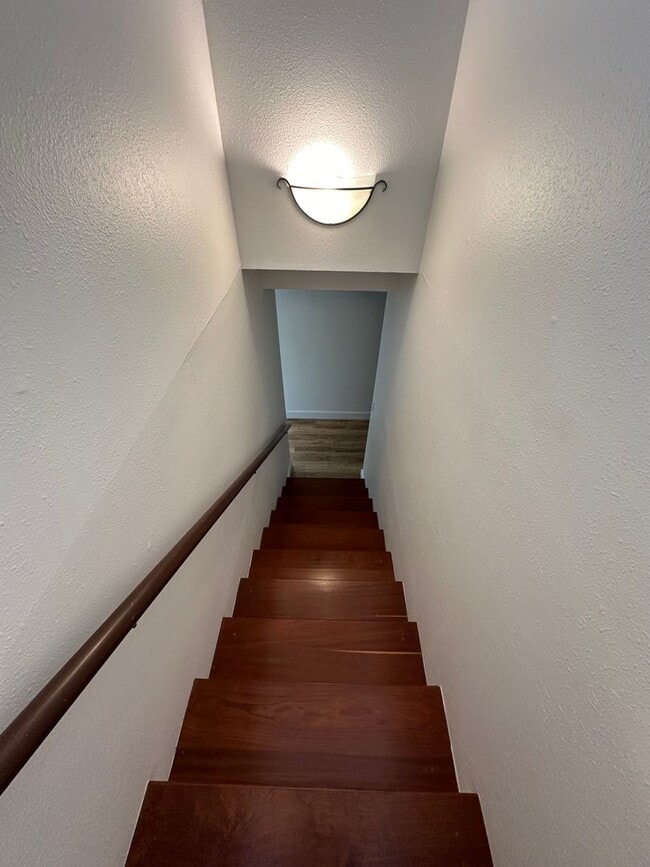 Building Photo - Spacious, Fully Renovated, 3 bedroom 2 bat...