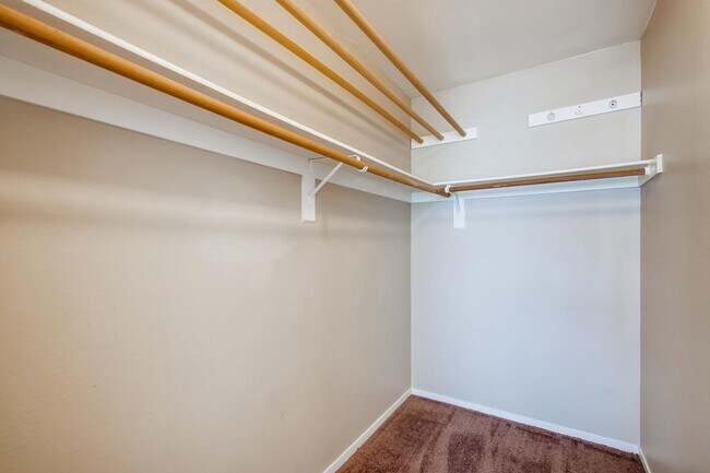 Building Photo - Near Summerlin, Gated Community w/ tons of amenities - Amazing Condo!