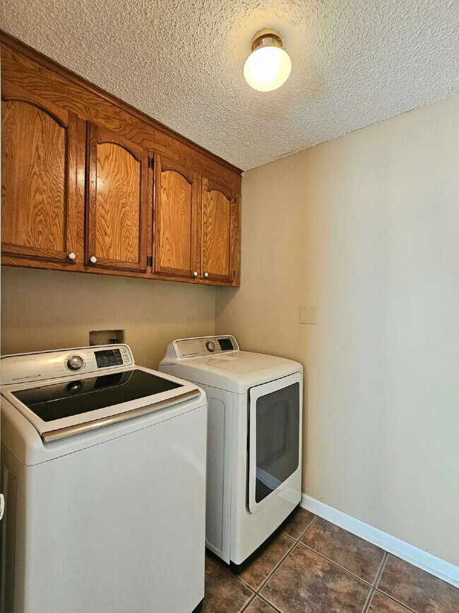 Building Photo - 4BR/2BA Single Family Home in Quiet Neighborhood