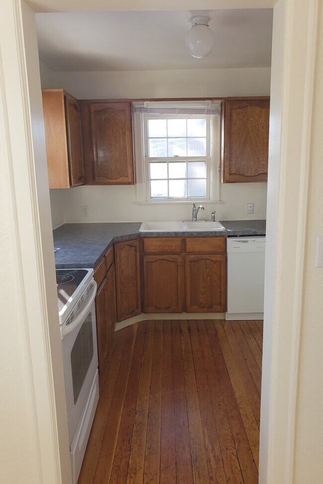 Building Photo - 302 Miles Ave