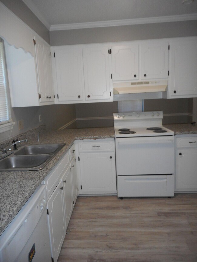 Building Photo - 2825 Crosscreek Rd