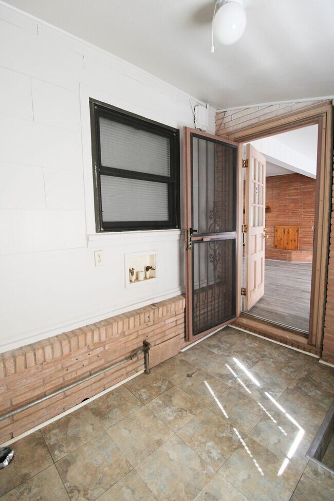 Building Photo - 434 Cosgrove St