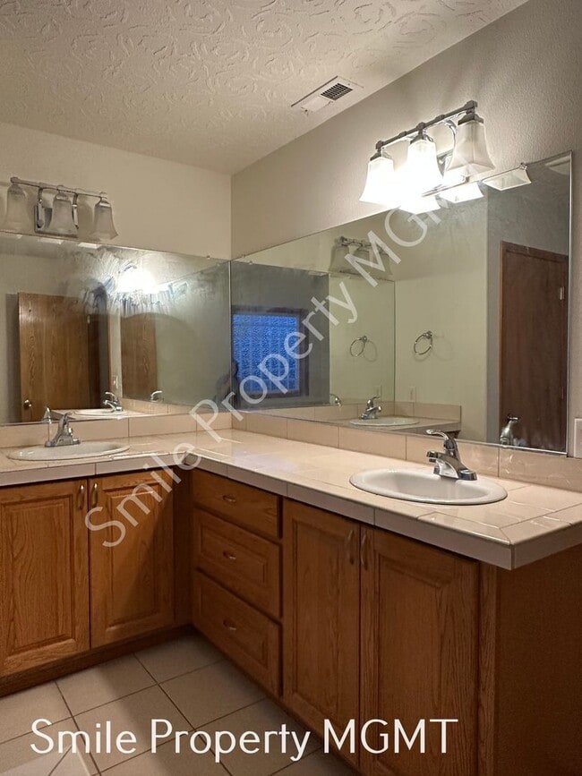 Building Photo - Lovely house with 4 bedrooms, 2 bonus room...