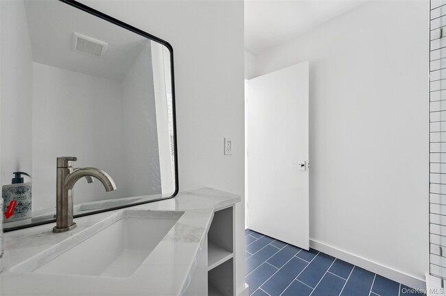 Building Photo - 10 Hampton St