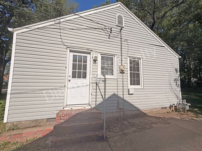 Building Photo - Cute 2 Bedroom Home close to Bass Pro, WOW Museum, restaurants, & Shopping!
