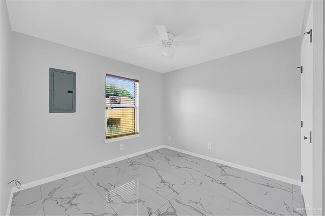 Building Photo - 18 E Laurel St