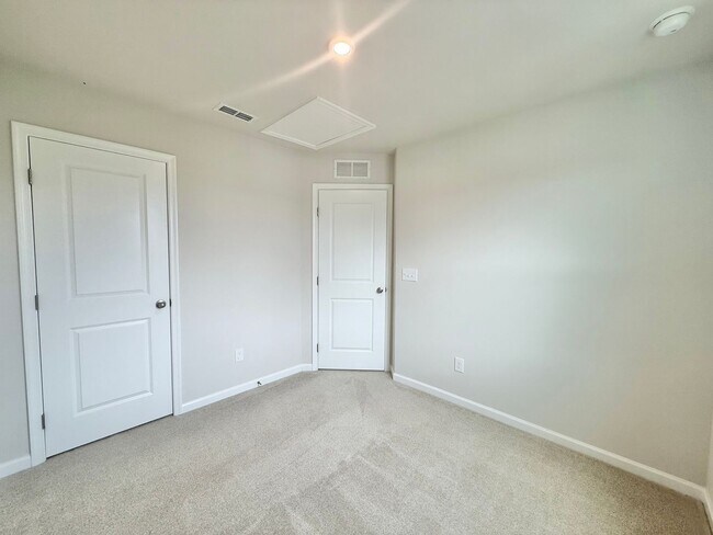 Building Photo - Newly Built 3BD, 2.5BA Wendell Townhome in an HOA Community with Amenities