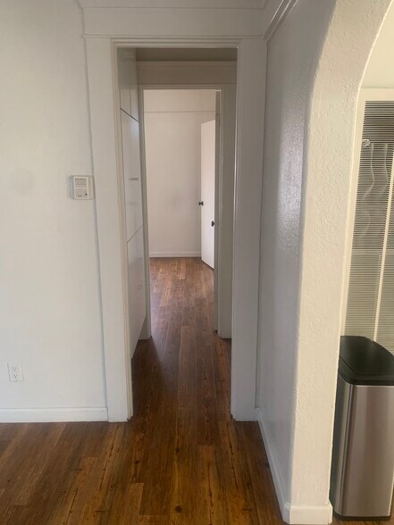 Building Photo - 1033 E 4th St