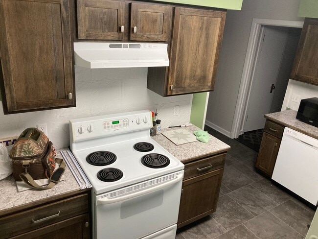 Building Photo - Close to Aggieville & K-State! **Lease from 8/7/26-7/31/27 ONLY!!**