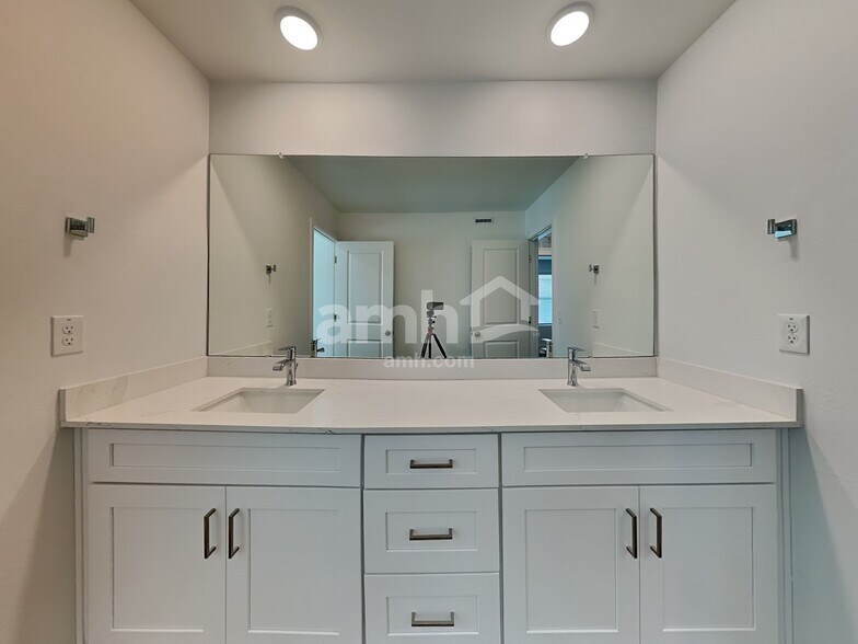 Building Photo - 18492 W Cottontail Ln