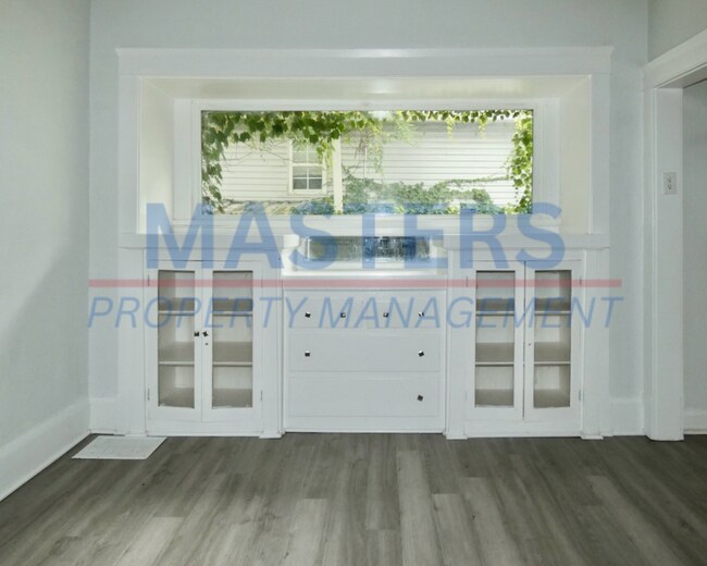 Building Photo - Three Bedroom House