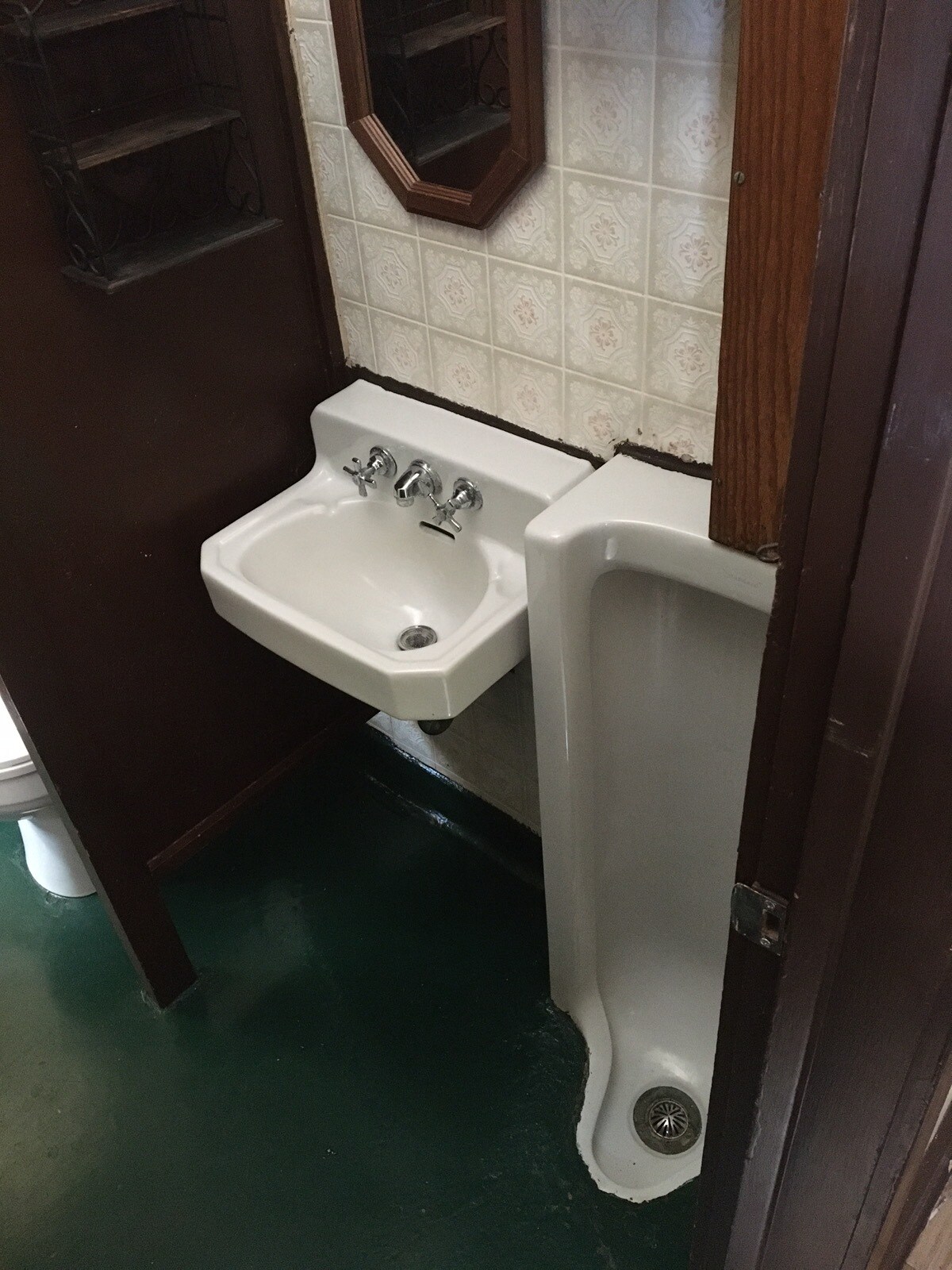 Bath sink & urinal - N8133 Franklin Rd