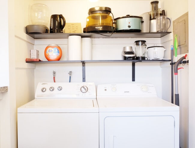 Building Photo - 6127 Meadowhaven Ln