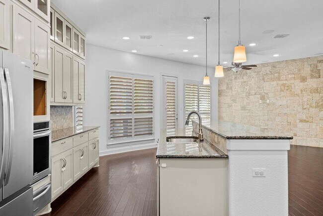 Building Photo - 6533 E Hill Dr