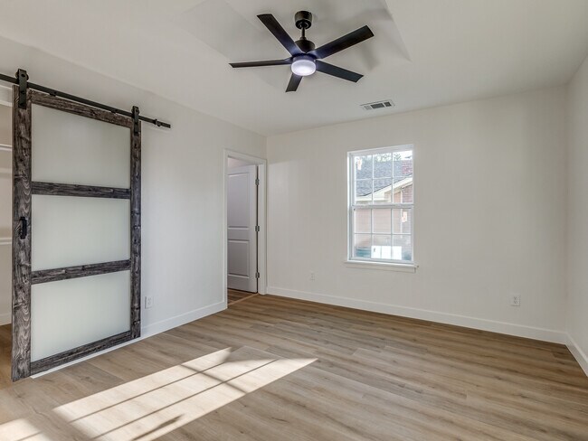 Building Photo - 1723 W Park Pl