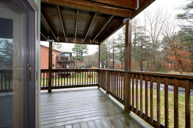 Building Photo - 980 Plain St