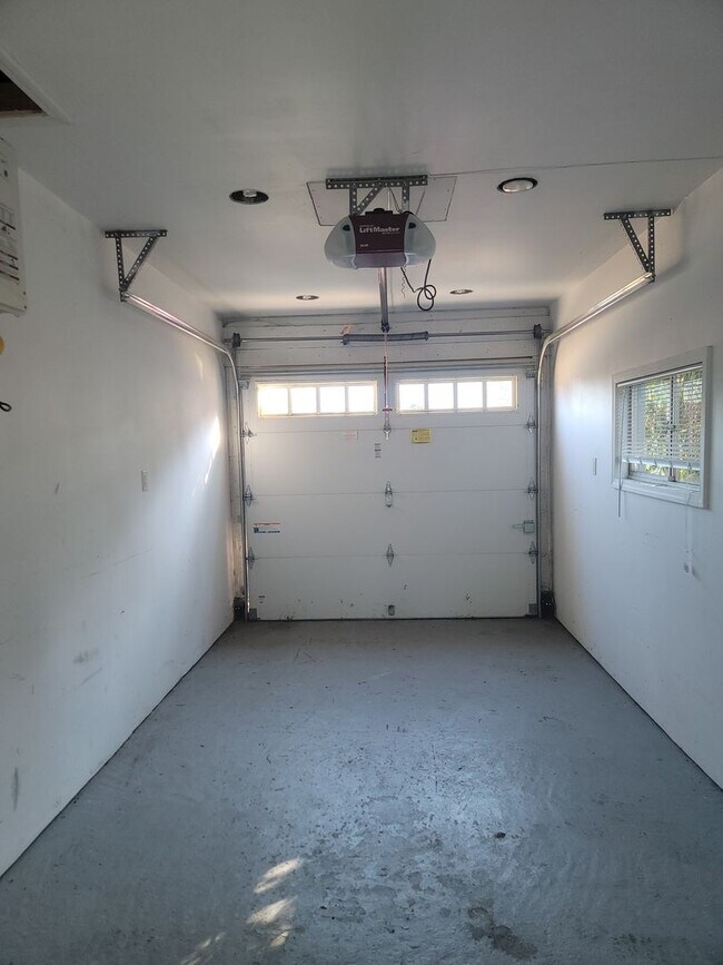 Building Photo - 3416 NE 80th St