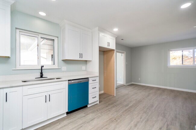 Building Photo - 152 Mann Dr