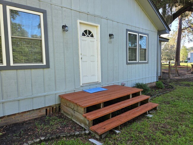 Building Photo - Country Living with Beautiful Oak Trees on Acreage!