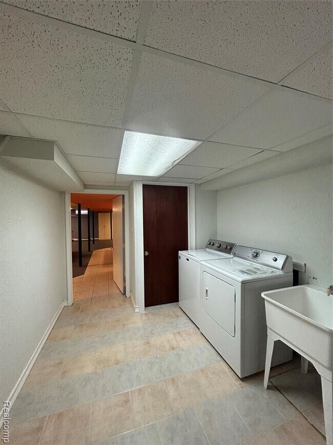 Building Photo - 129 Pleasant Lake Dr