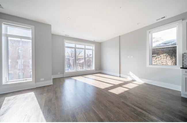 Building Photo - 556 W 18th St