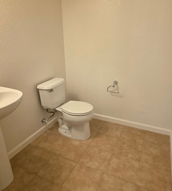 Building Photo - Beautiful townhouse in South Reno