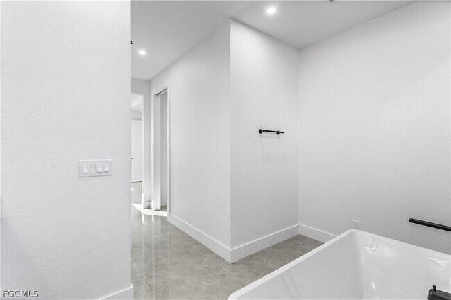 Building Photo - 3318 NE 13th Pl