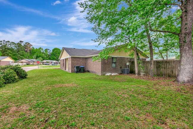 Building Photo - MOVE IN SPECIAL! Two Bedroom Pet-Friendly Unit in Gadsden Acres!