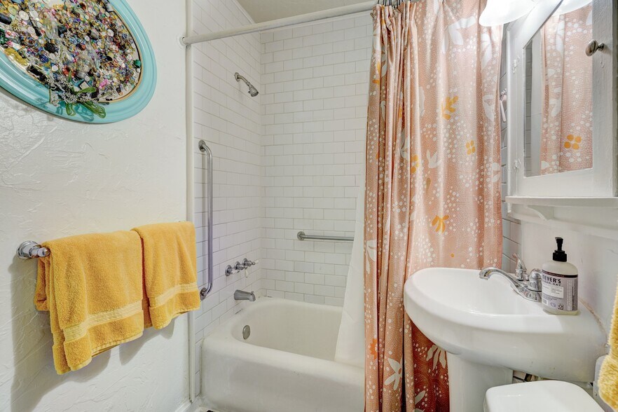 Building Photo - 308 NW 24th St