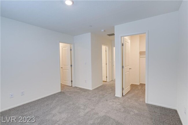 Building Photo - Modern 3-Bedroom Townhome in Highly Desire...